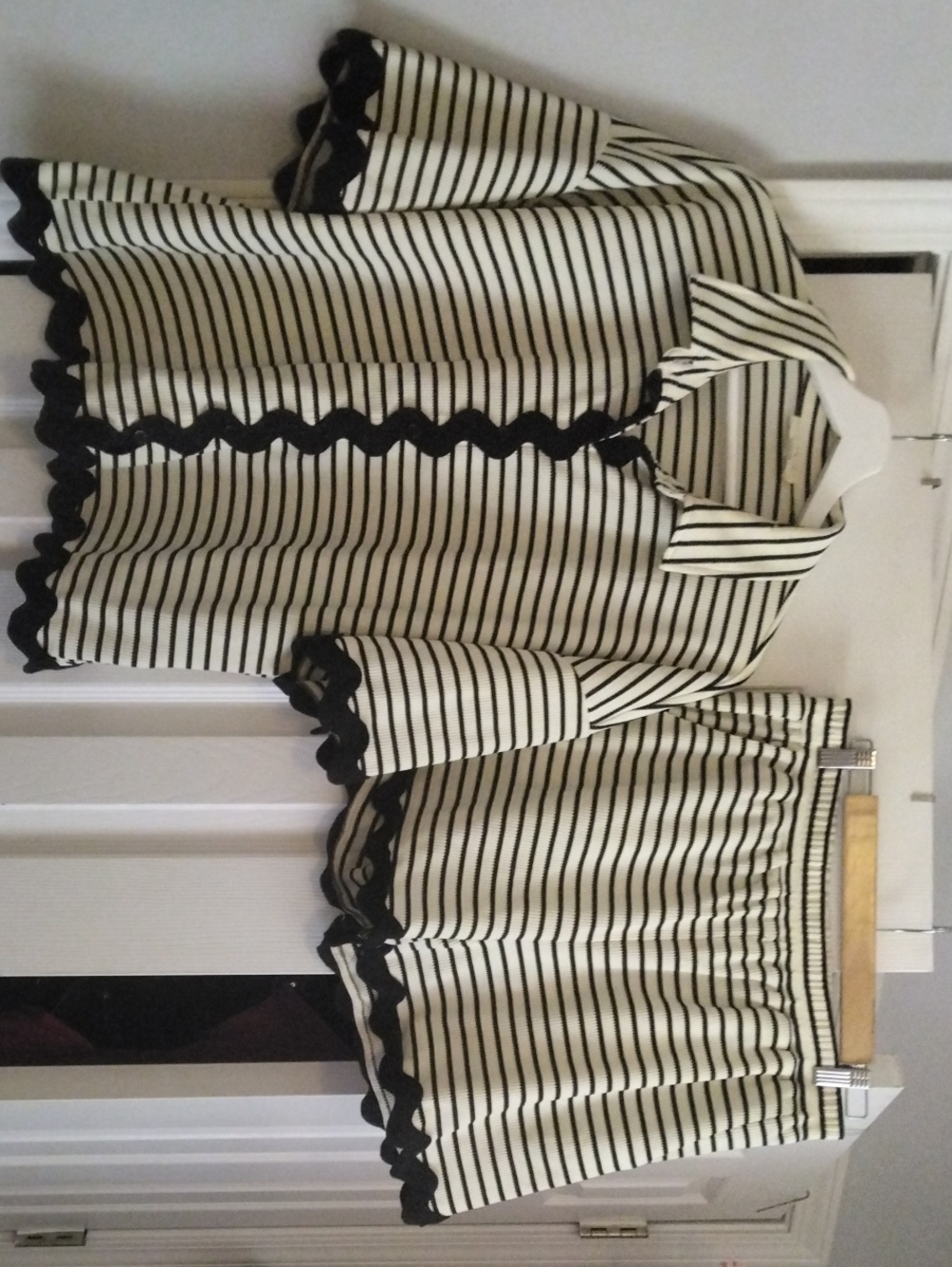 entro Black & Cream Striped Two-Piece Skirt Set